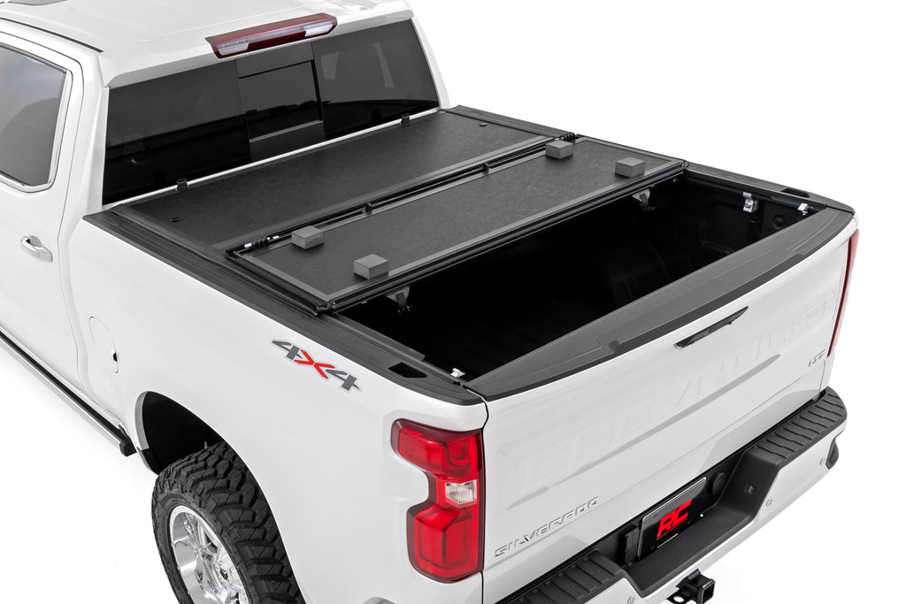 Hard Low Profile Bed Cover | 5'10" Bed | Chevy/GMC Sierra 1500 (19-26)/Silverado 1500 (19-26) by Rough Country