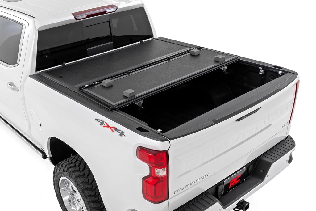 Hard Low Profile Bed Cover | 6'7" Bed | Chevy/GMC Sierra 1500 (19-26)/Silverado 1500 (19-26) by Rough Country