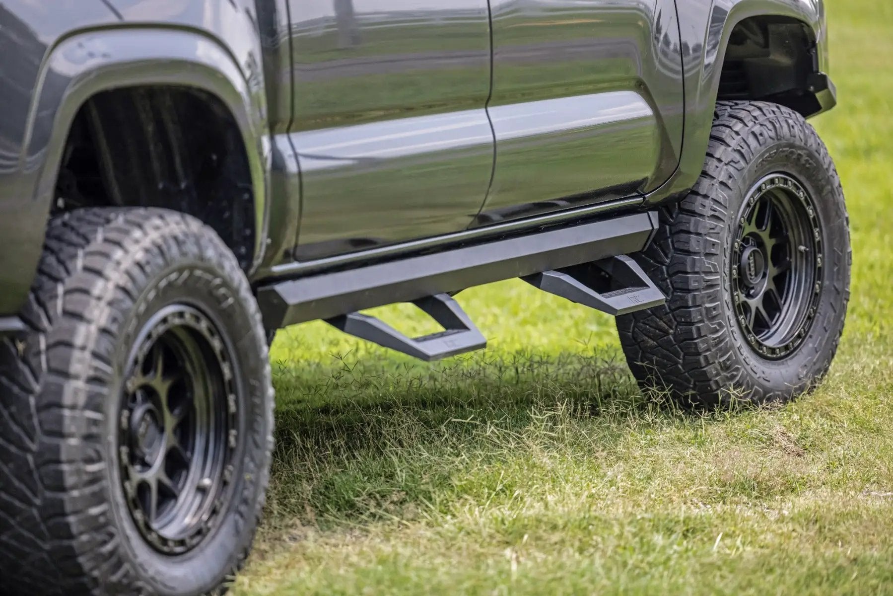 SRX2 Adj Aluminum Step | Double Cab | Toyota Tacoma 2WD/4WD (2005-2023) by Rough Country