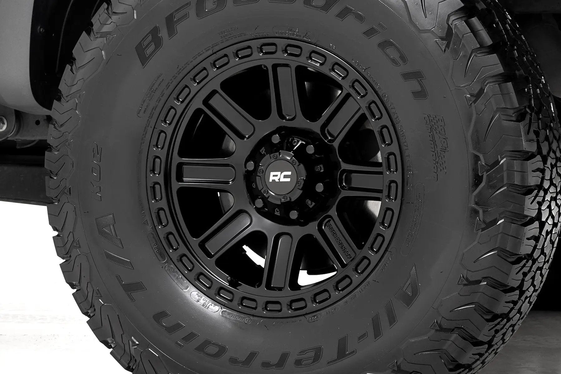Rough Country 84 Series Wheel | Gloss Black | 18x8.5 | 6x5.5 | +0mm by Rough Country