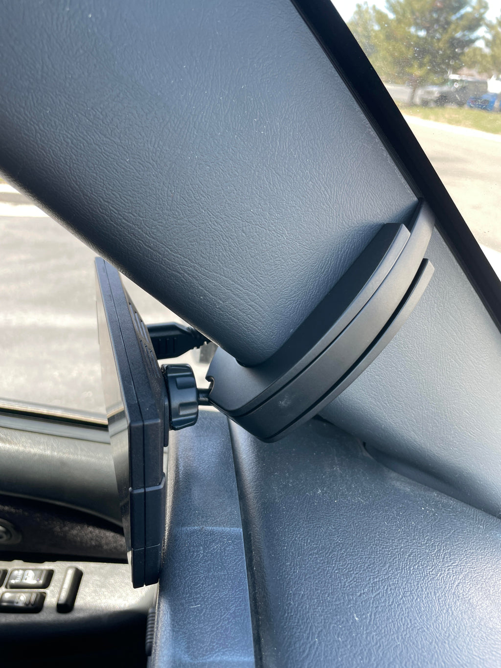 CTS3 Pillar Display Mount for 2001-2007 GM Classic 2500/3500 by Edge Products