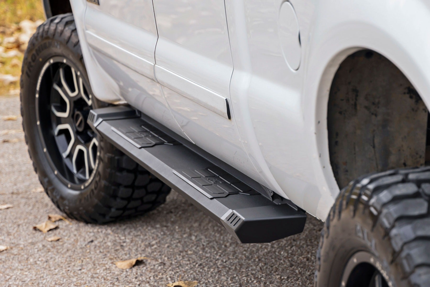 HD2 Aluminum Running Boards | Super Crew Cab | Ford F-250/F-350 Super Duty (99-16) by Rough Country