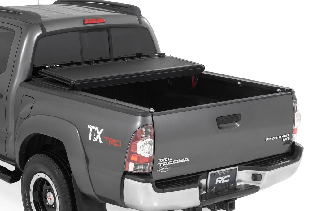 Hard Low Profile Bed Cover | 5' Bed | Toyota Tacoma 2WD/4WD (05-15) by Rough Country