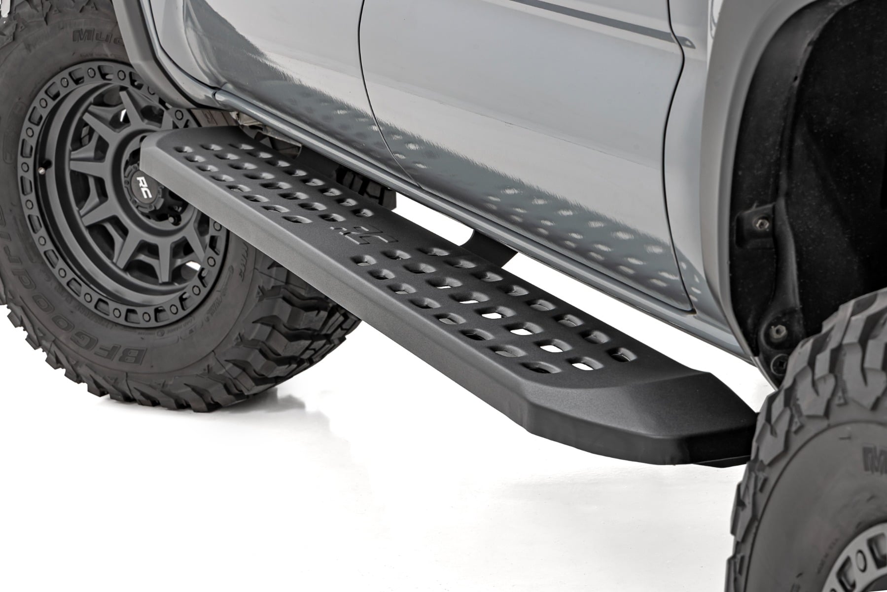 RPT2 Running Board | Double Cab | Black | Toyota Tacoma 2WD/4WD (2016-2023) by Rough Country