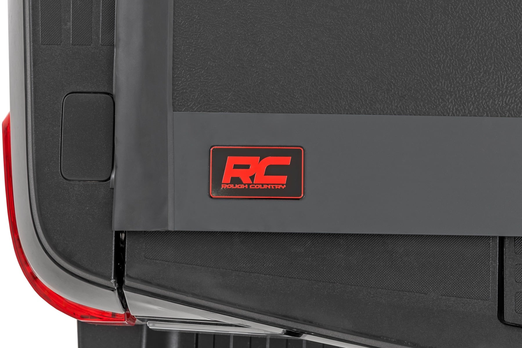 Hard Low Profile Bed Cover | 6'10" Bed | Ford F-250/F-350 Super Duty (17-26) by Rough Country