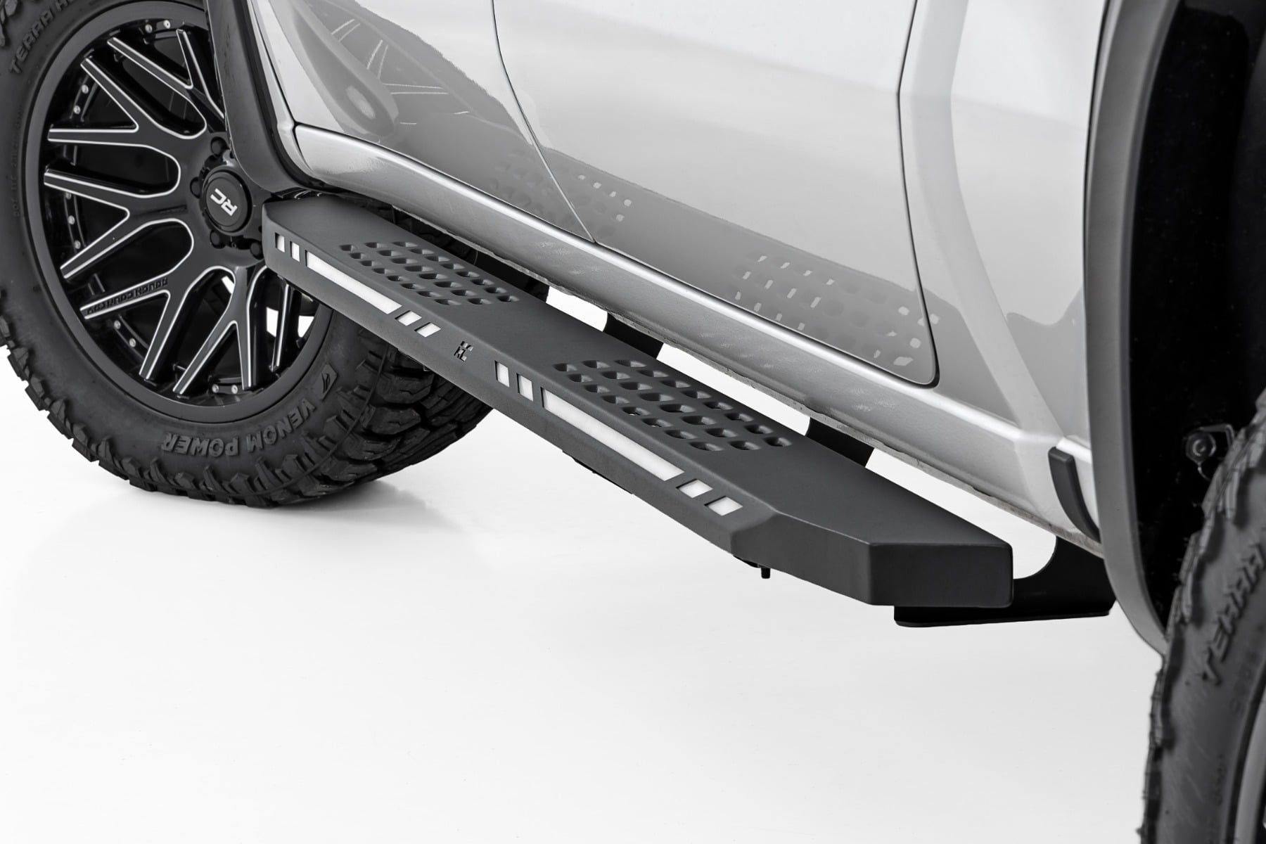 AC2 Running Boards | Amber/White | Crew Cab | Chevy/GMC 1500/2500HD/3500HD (19-26) by Rough Country