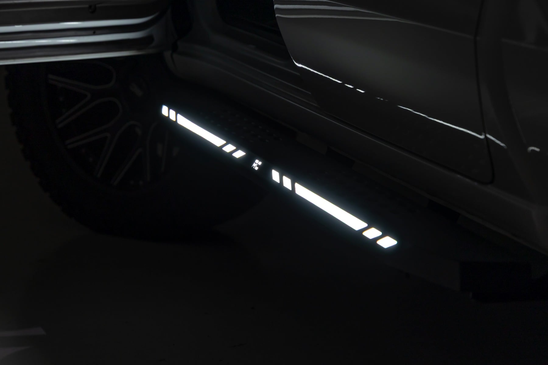 AC2 Running Boards | Amber/White | Crew Cab | Chevy/GMC 1500/2500HD/3500HD (19-26) by Rough Country