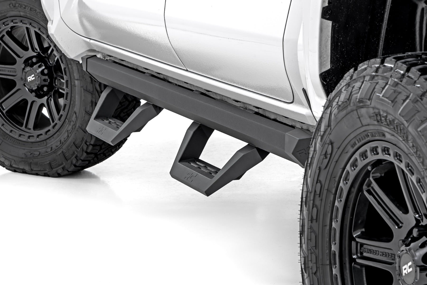 SRX2 Adjustable Aluminum Steps | Double Cab | Toyota Tacoma 2WD/4WD (24-26) by Rough Country