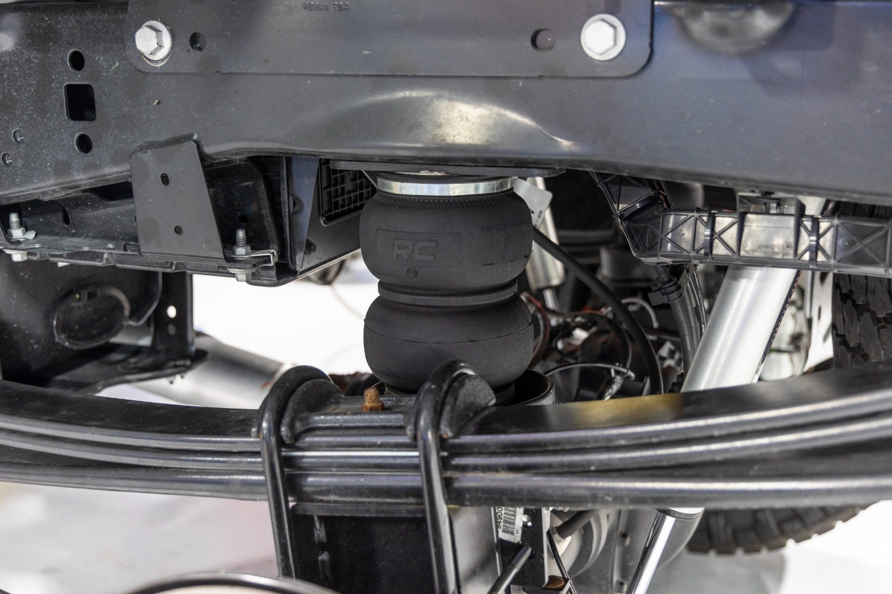 Air Spring Kit w/compressor | Ford F-250/F-350 Super Duty 4WD (2017-2022) by Rough Country