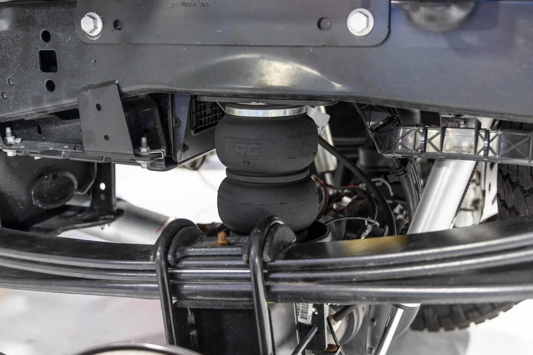 Air Spring Kit w/compressor | Ford F-250/F-350 Super Duty 4WD (2017-2022) by Rough Country