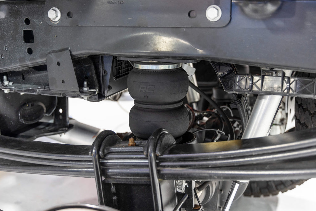 Air Spring Kit w/compressor | Ford F-250/F-350 Super Duty 4WD (2017-2022) by Rough Country