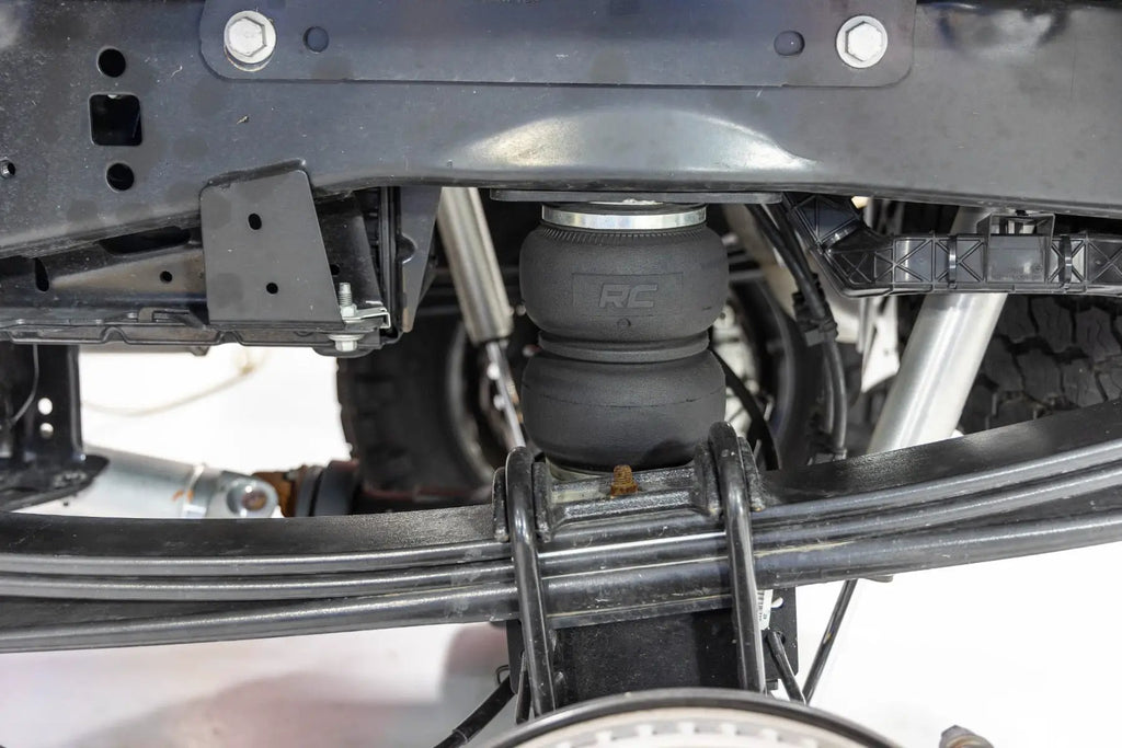 Air Spring Kit w/compressor | Ford F-250/F-350 Super Duty 4WD (2017-2022) by Rough Country