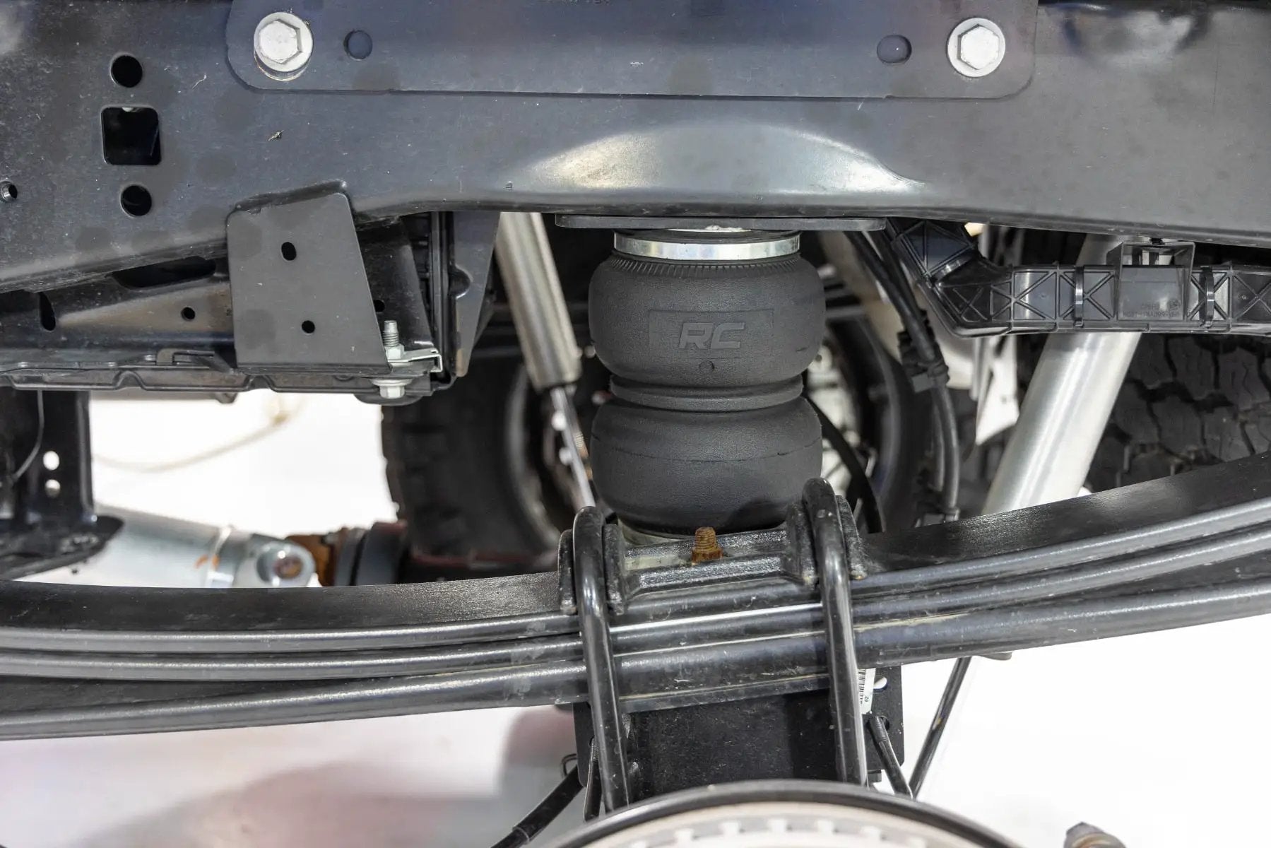 Air Spring Kit w/compressor | Ford F-250/F-350 Super Duty 4WD (2017-2022) by Rough Country