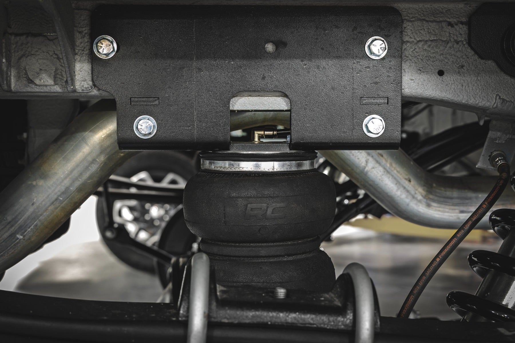 Air Spring Kit | Mercedes-Benz Sprinter 3500 (19-22)/Sprinter 3500XD (19-25) by Rough Country