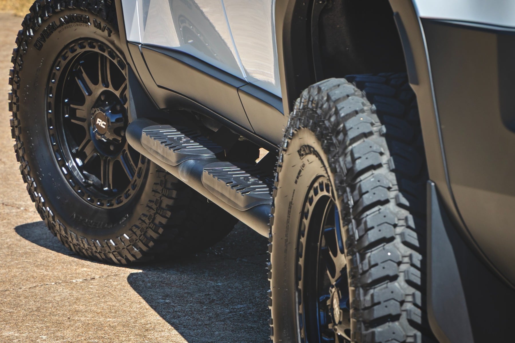 Oval Nerf Steps | Black | Toyota Land Cruiser 4WD (2024-2026) by Rough Country