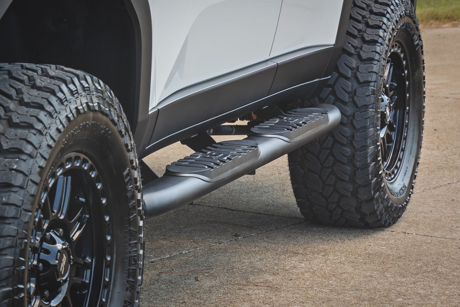 Oval Nerf Steps | Black | Toyota Land Cruiser 4WD (2024-2026) by Rough Country