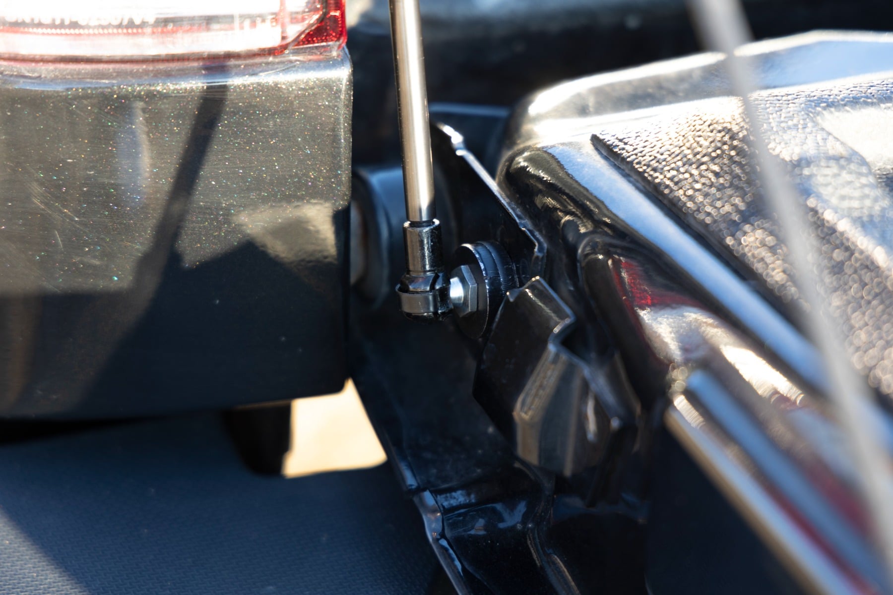 Tailgate Assist | Ford F-250/F-350 Super Duty 2WD/4WD (1999-2016) by Rough Country