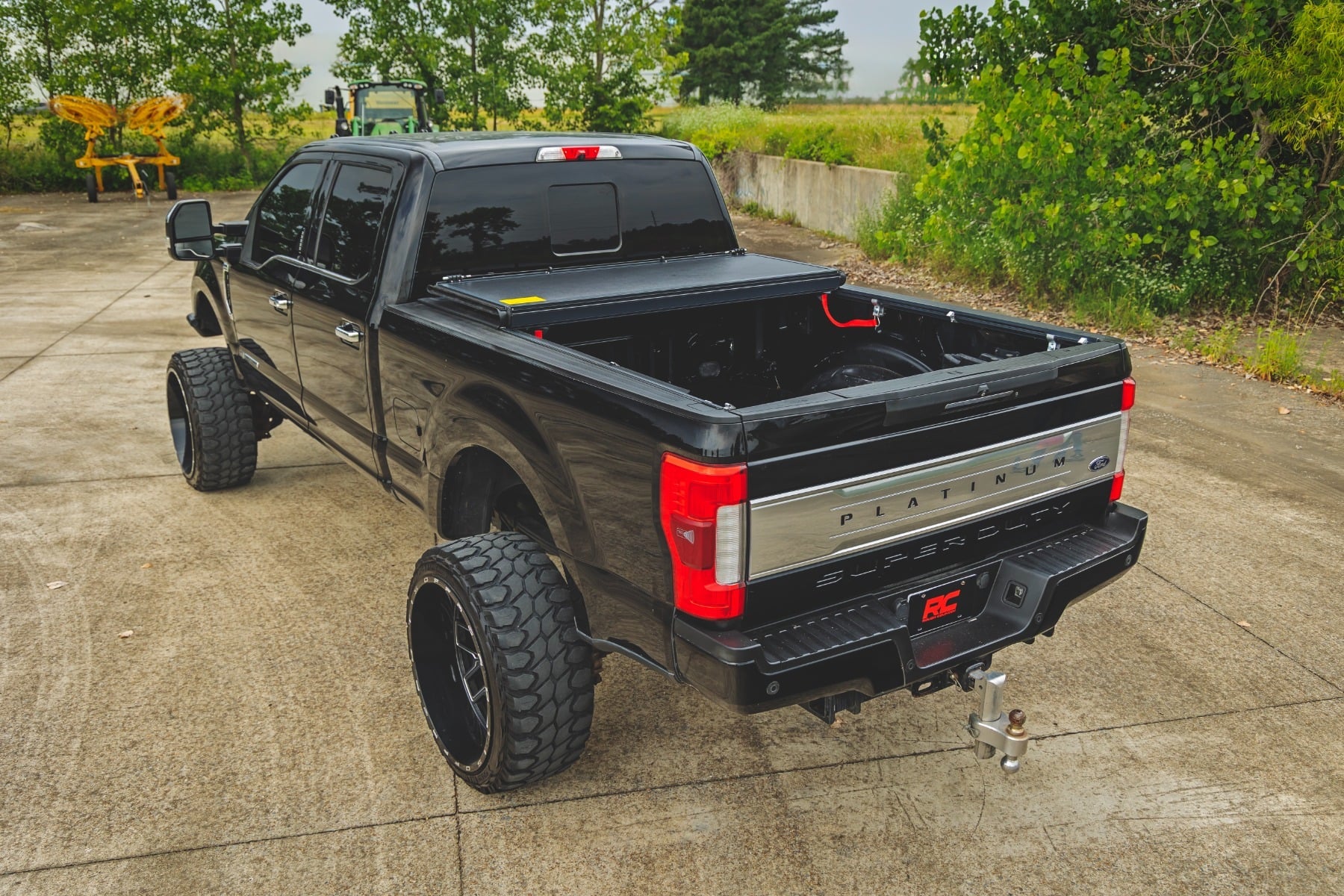Hard Low Profile Bed Cover | 6'10" Bed | Ford F-250/F-350 Super Duty (17-26) by Rough Country