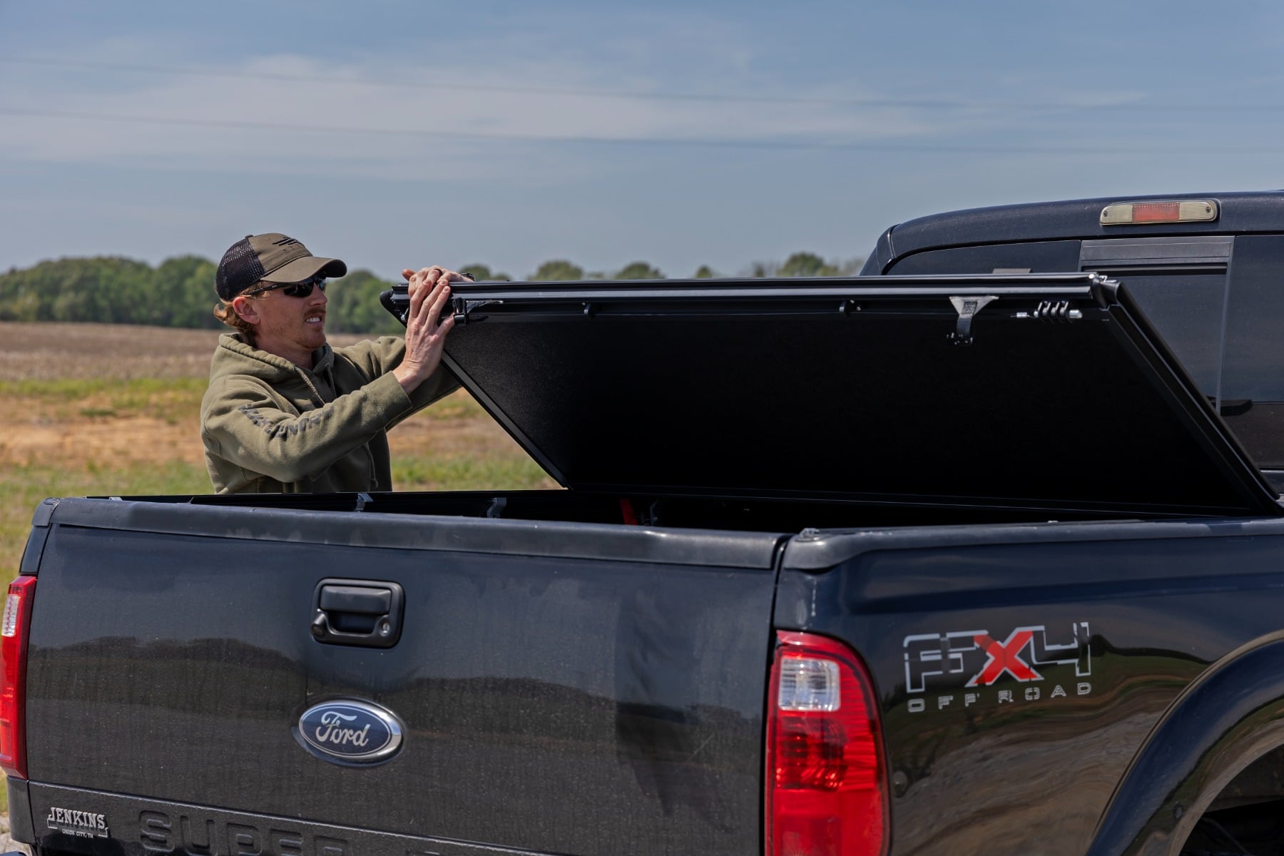 Hard Low Profile Bed Cover | 6'10" Bed | Ford F-250/F-350 Super Duty (99-16) by Rough Country