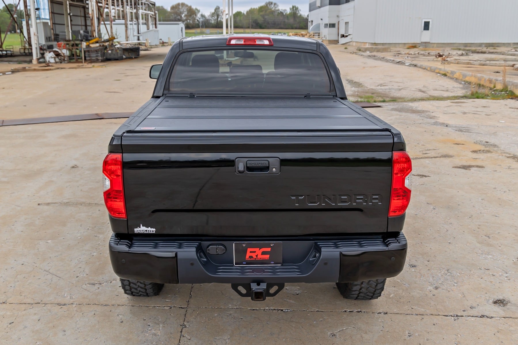 Hard Low Profile Bed Cover | 5'7" Bed | Toyota Tundra 2WD/4WD (2007-2021) by Rough Country