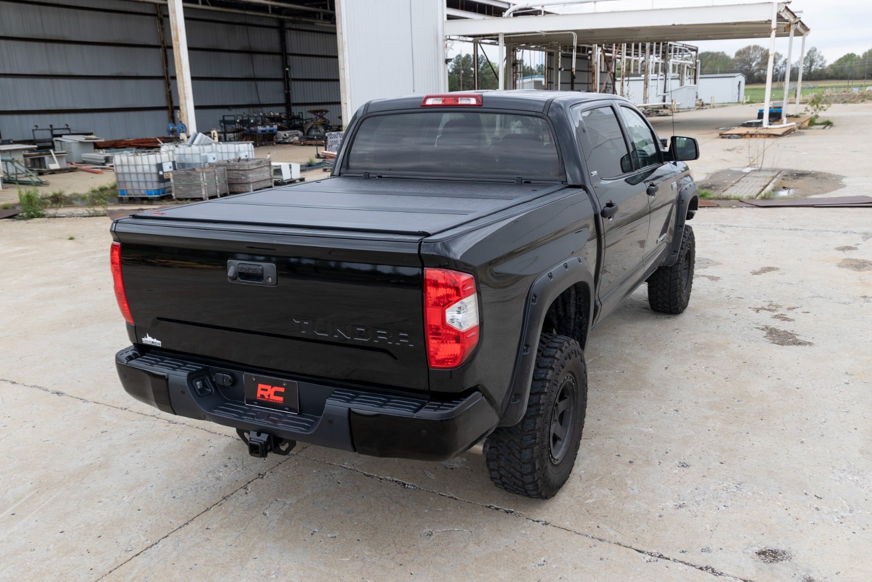 Hard Low Profile Bed Cover | 5'7" Bed | Toyota Tundra 2WD/4WD (2007-2021) by Rough Country