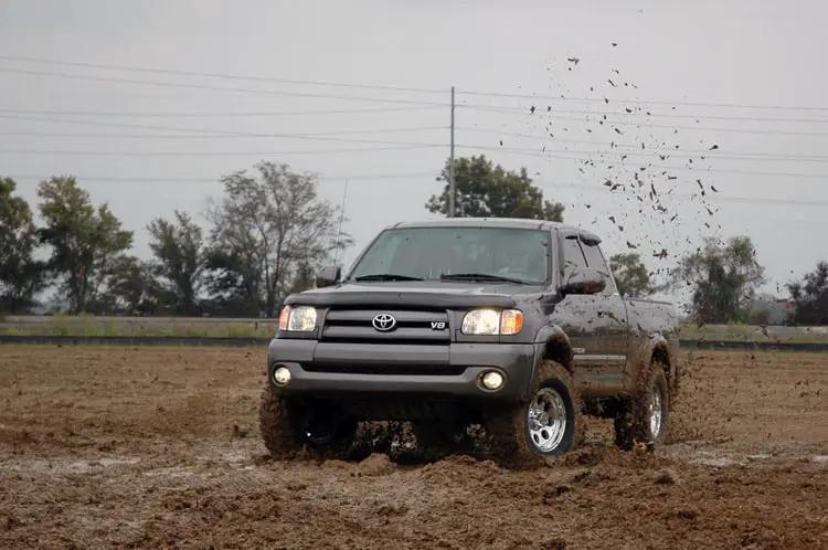 2.5 Inch Lift Kit | M1 Struts/M1 | Toyota Tundra 4WD (2000-2006) by Rough Country