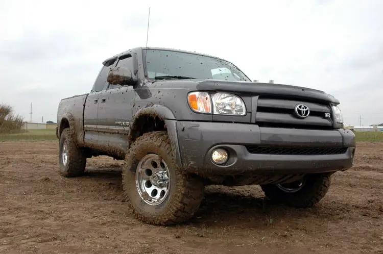 2.5 Inch Lift Kit | M1 Struts/M1 | Toyota Tundra 4WD (2000-2006) by Rough Country